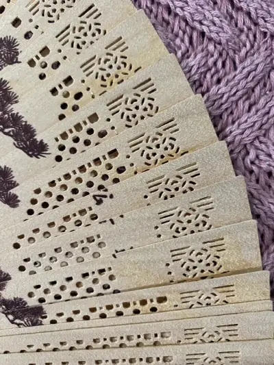Abanico de mano decorativo con diseño de árbol - miniatura 3
