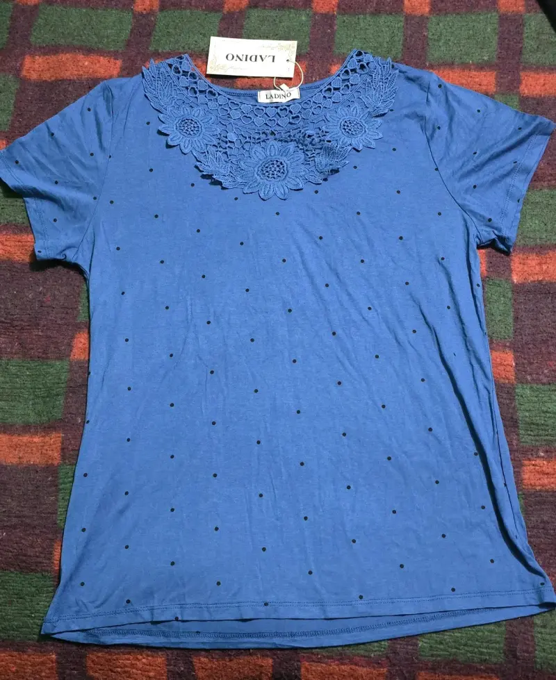 Polera azul con encaje floral Ladino - 1