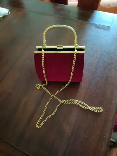 Cartera de mano roja con cadena dorada - miniatura 1