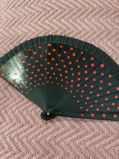 Abanico plegable negro con puntos rojos - miniatura 1