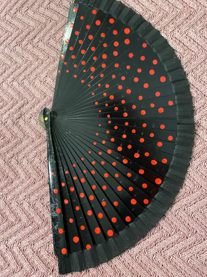 Abanico plegable negro con puntos rojos - 2