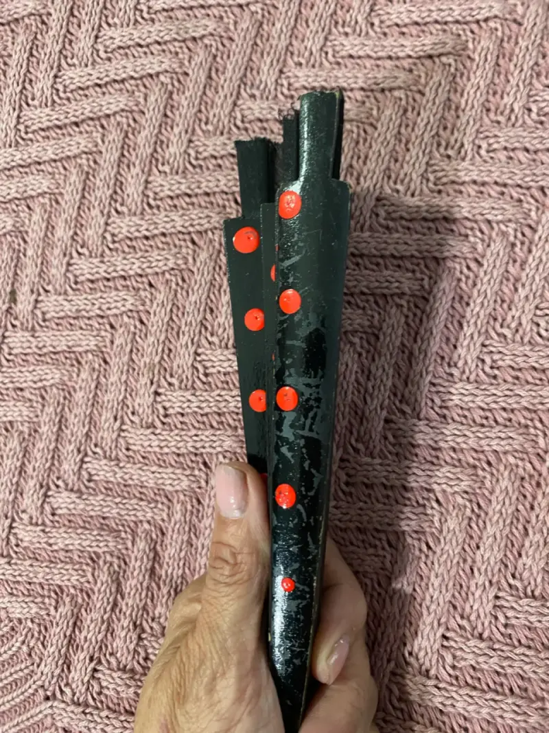 Abanico plegable negro con puntos rojos - 3