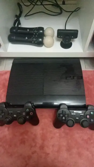 Consola PS3 con 2 mandos de mcontroles y cámara - miniatura 1