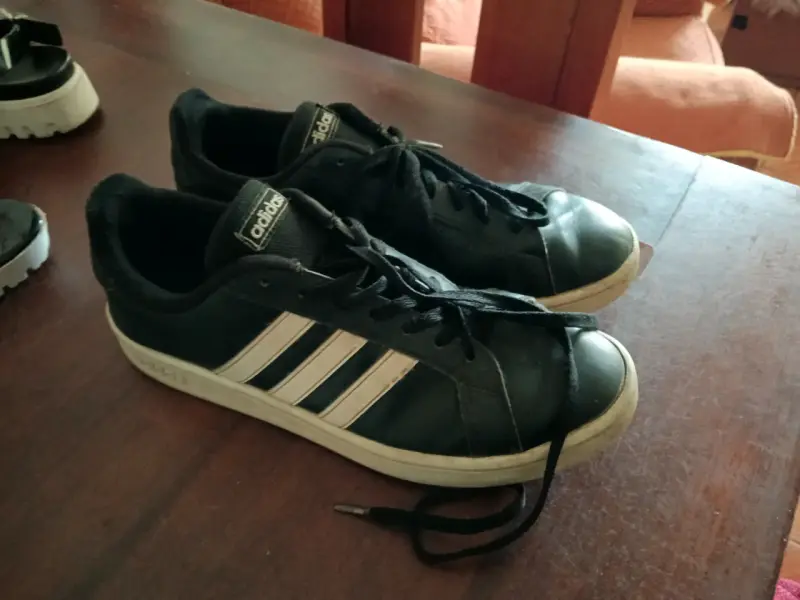 Zapatillas deportivas negras Adidas clásicas - 2