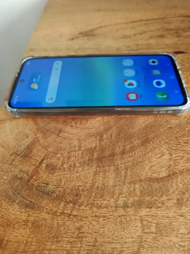 Samsung Galaxy A36 5G con funda transparente - 3