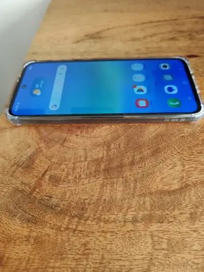 Samsung Galaxy A36 5G con funda transparente - miniatura 3