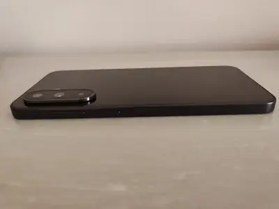 Samsung Galaxy A36 5G con funda transparente - miniatura 4