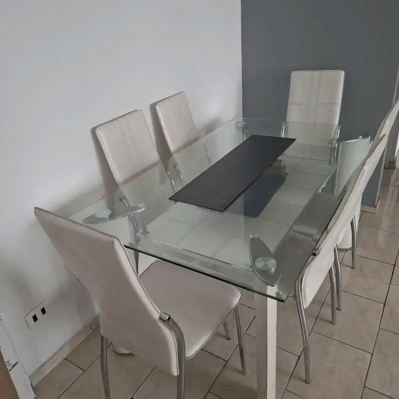 Mesa de Comedor de Vidrio con Sillas Blancas - 2