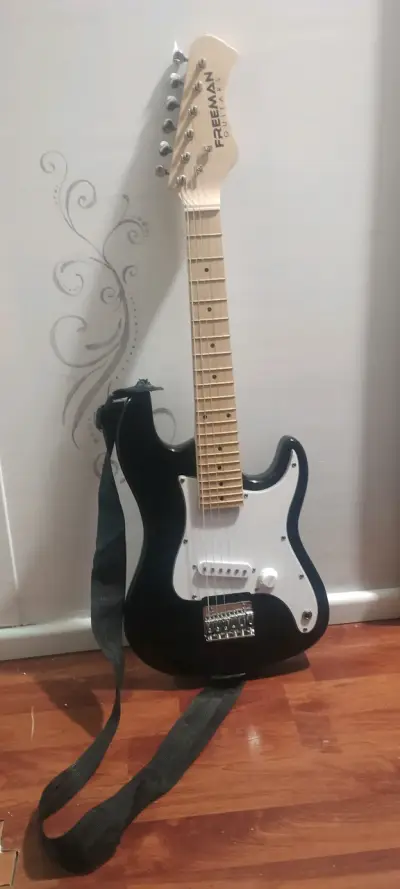 Guitarra eléctrica Freeman negra con correa - miniatura 1