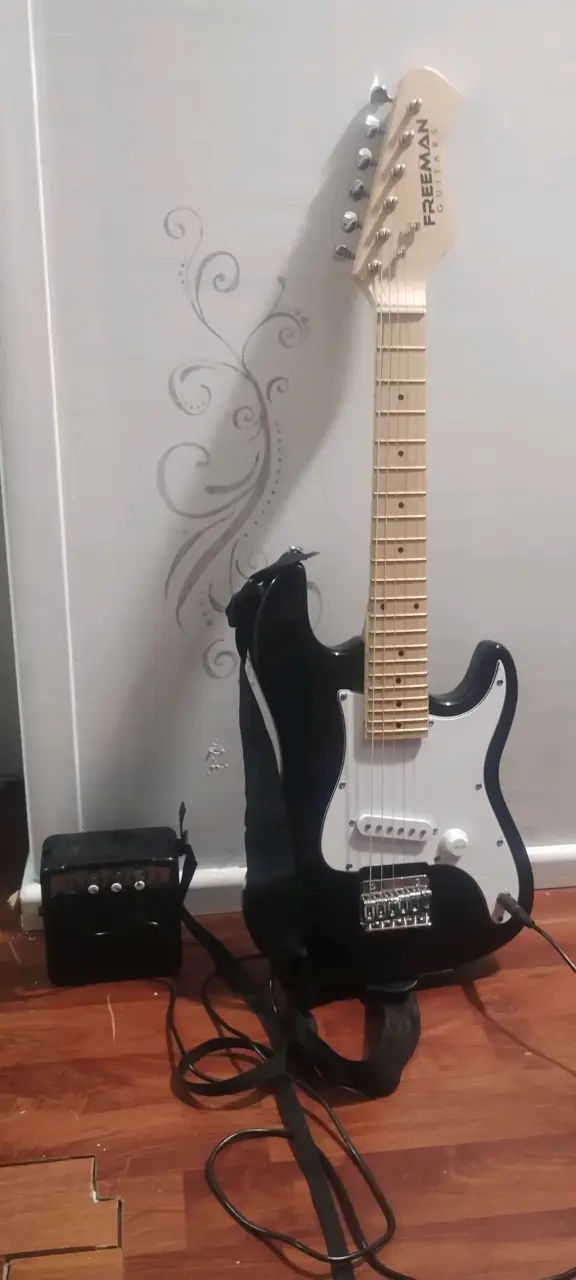 Guitarra eléctrica Freeman negra con correa - 2
