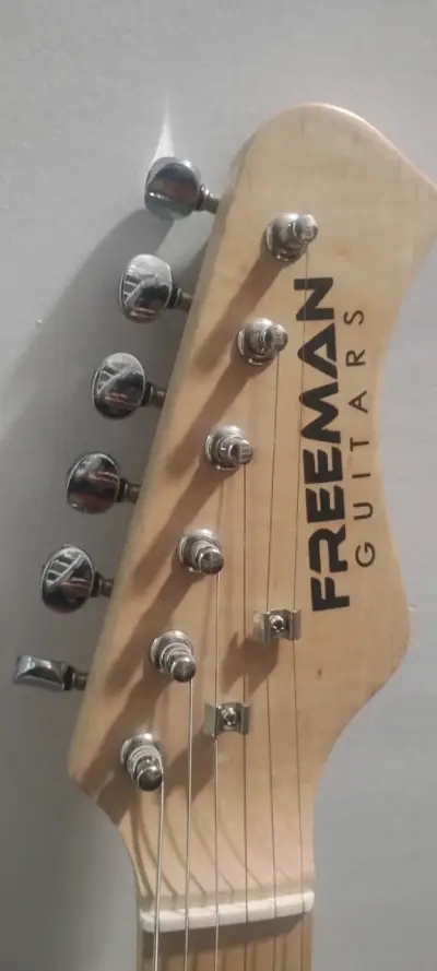 Guitarra eléctrica Freeman negra con correa - miniatura 3