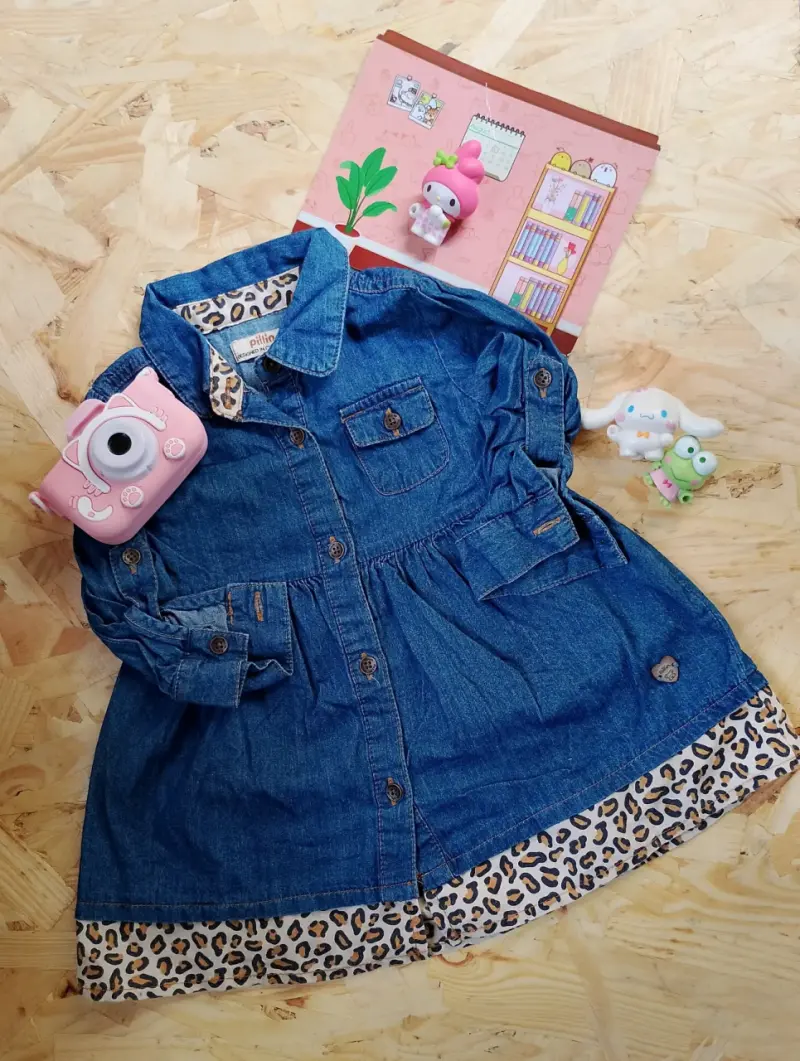 Vestido de mezclilla para niña con detalles de leopardo