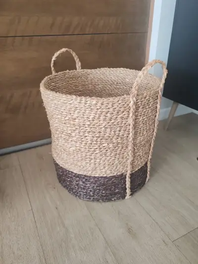 Cesta de mimbre decorativa con asas - miniatura 1