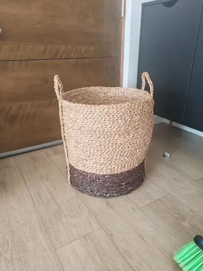 Cesta de mimbre decorativa con asas - miniatura 3