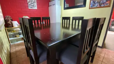 Mesa de comedor de madera con 8 sillas - miniatura 1