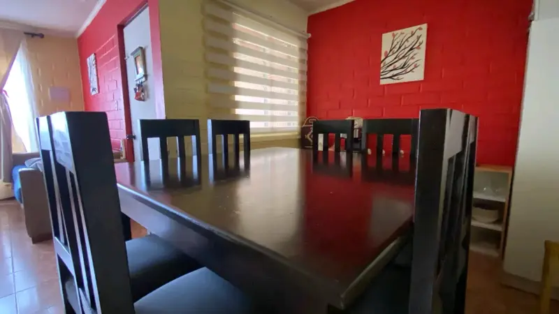 Mesa de comedor de madera con 8 sillas - 2