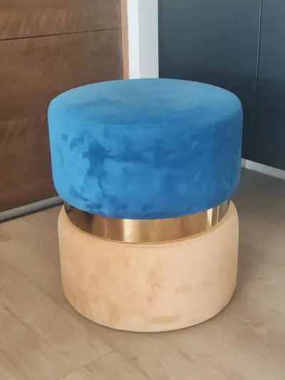 Puff redondo de terciopelo azul y base dorada - miniatura 2