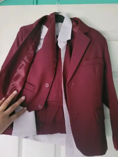 Traje formal infantil color burdeos con camisa - miniatura 1