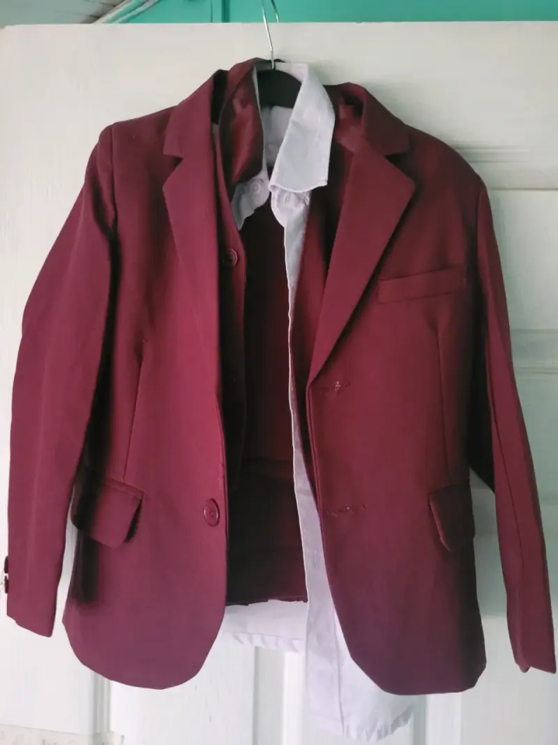 Traje formal infantil color burdeos con camisa - 2