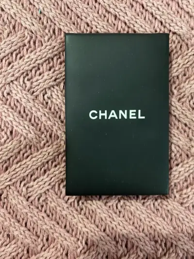 Papel control brillo facial Chanel con espejo - miniatura 2