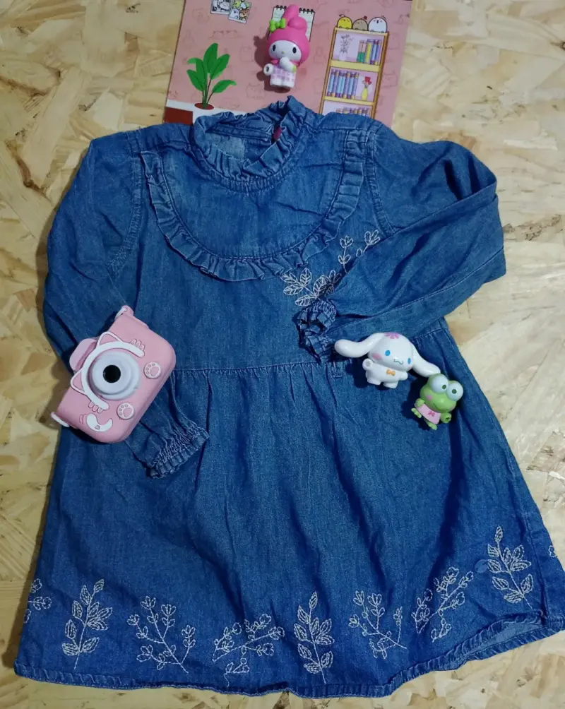 Vestido de mezclilla para niña con bordado floral