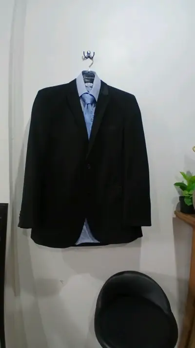 Traje formal negro para hombre con corbata azul - miniatura 2