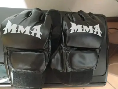 MÁQUINA DE BOXEO MUSICAL CON BLUETOOTH + GUANTES - miniatura 2