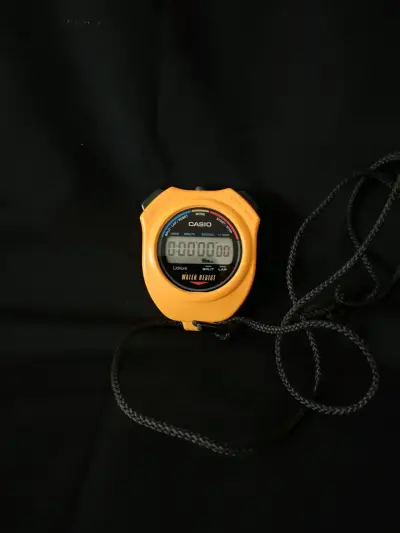 Cronómetro Casio resistente al agua color amarillo - miniatura 1