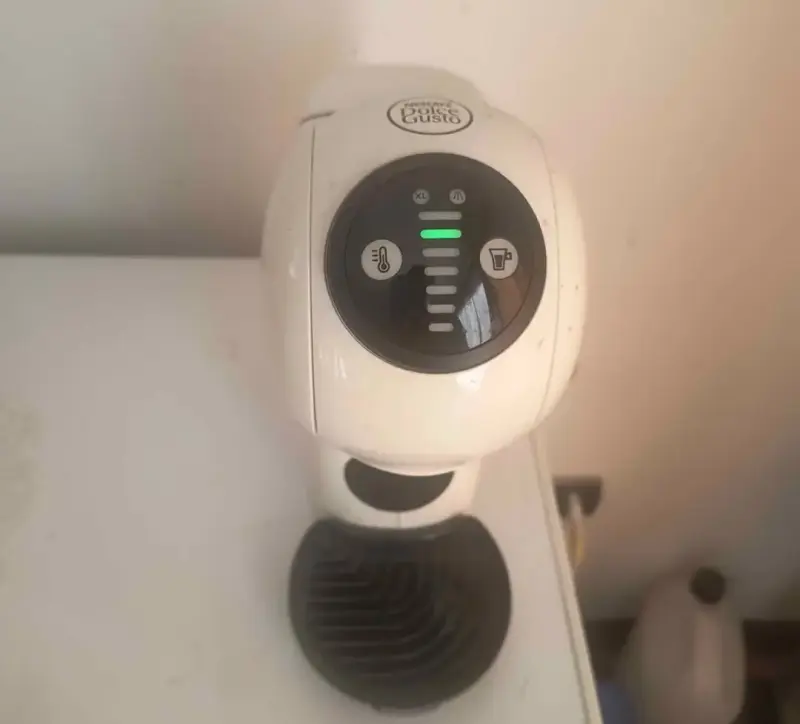 Cafetera Dolce Gusto blanca automática
