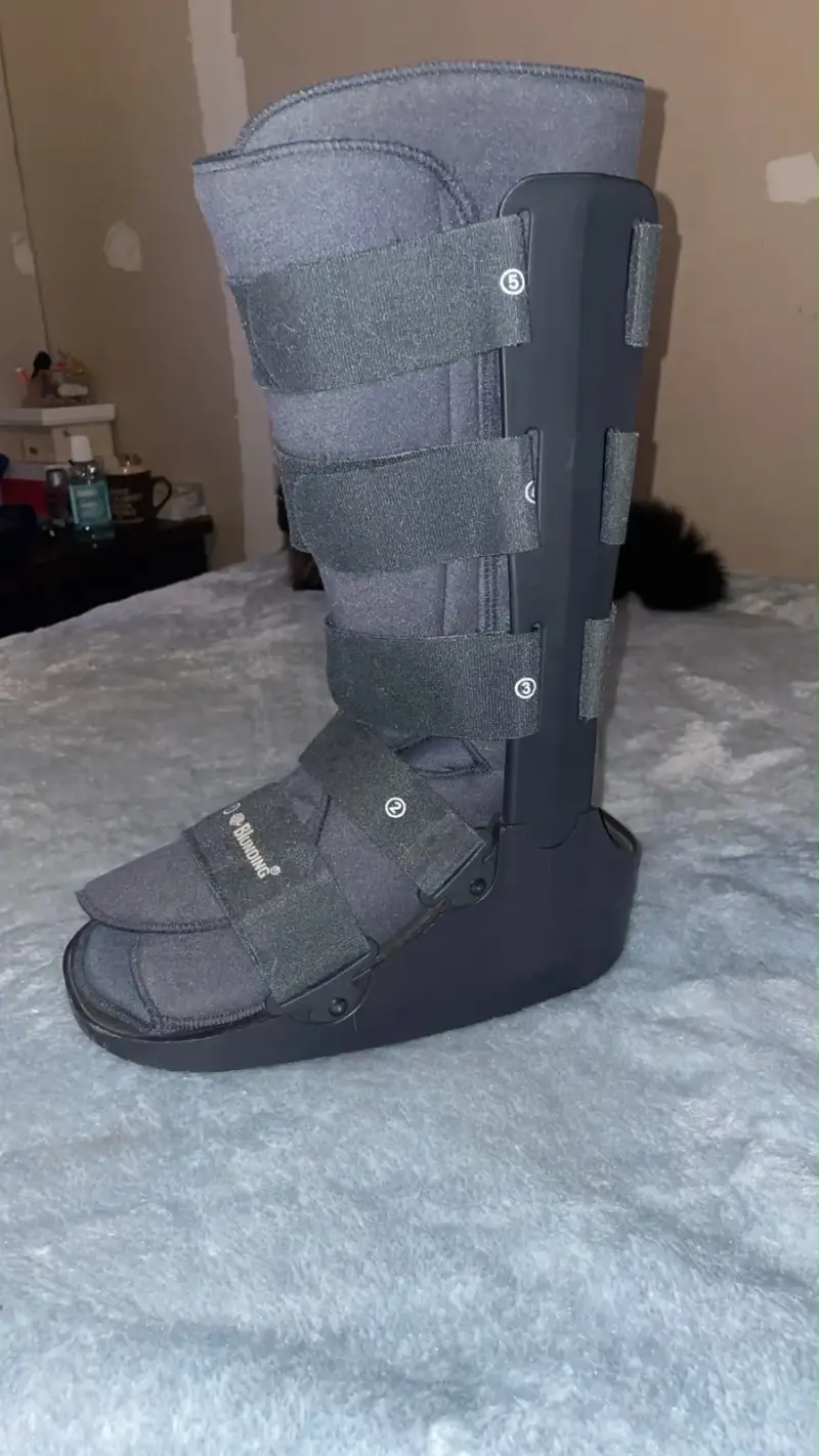 Bota ortopédica ajustable para recuperación