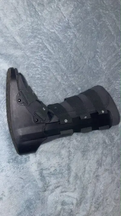 Bota ortopédica ajustable para recuperación - miniatura 2