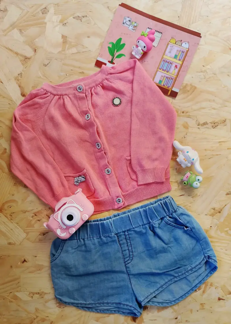 Conjunto infantil de chaleco rosado y shorts de mezclilla