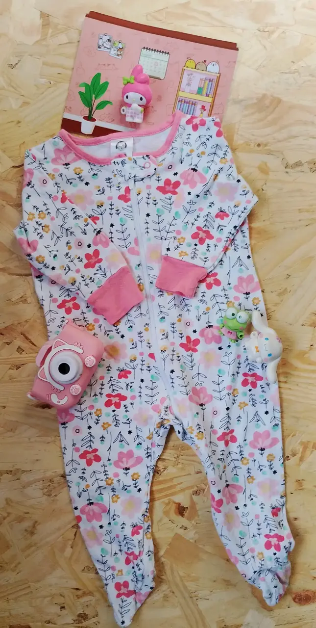 Enterito de bebé con diseño floral y muñecos