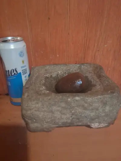 Mortero de piedra artesanal con mano - miniatura 1