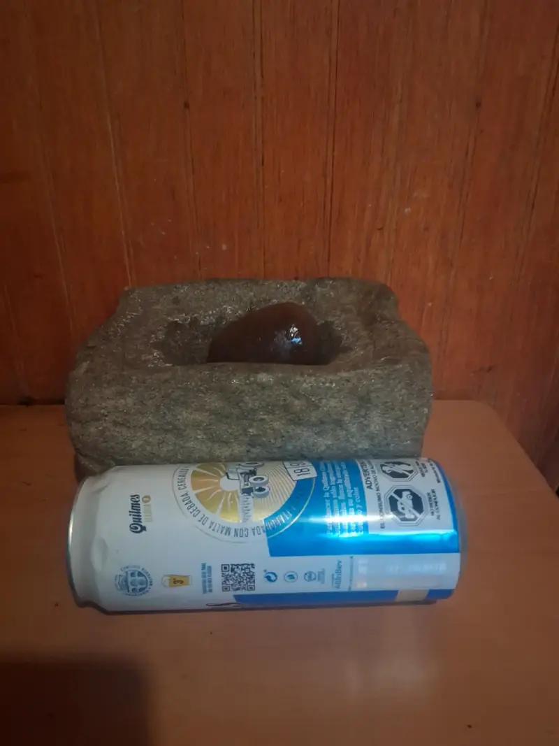 Mortero de piedra artesanal con mano - 2