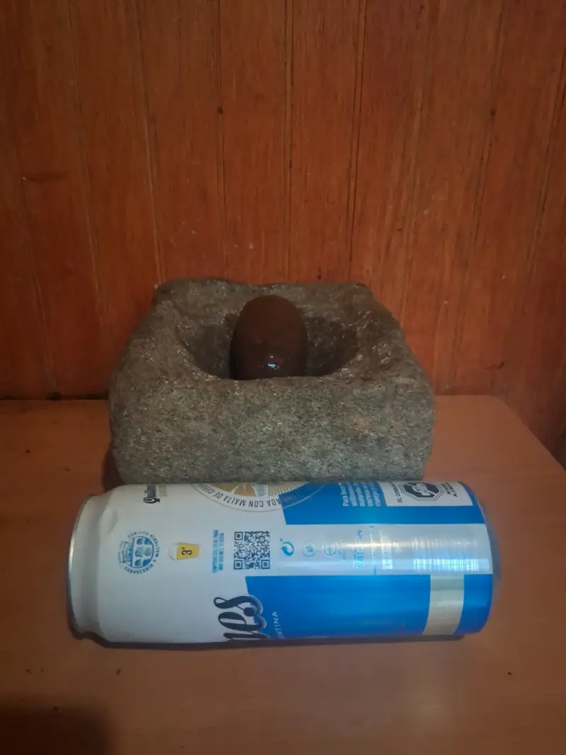 Mortero de piedra artesanal con mano - 3