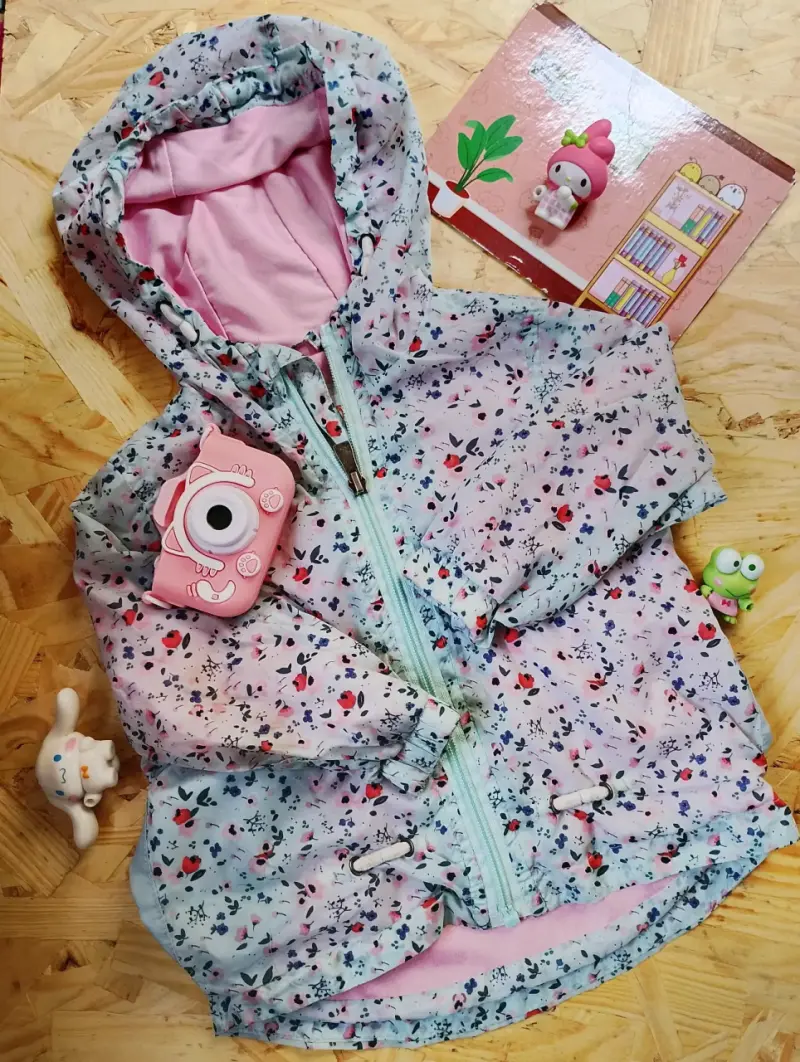 Chaqueta impermeable infantil con diseño floral