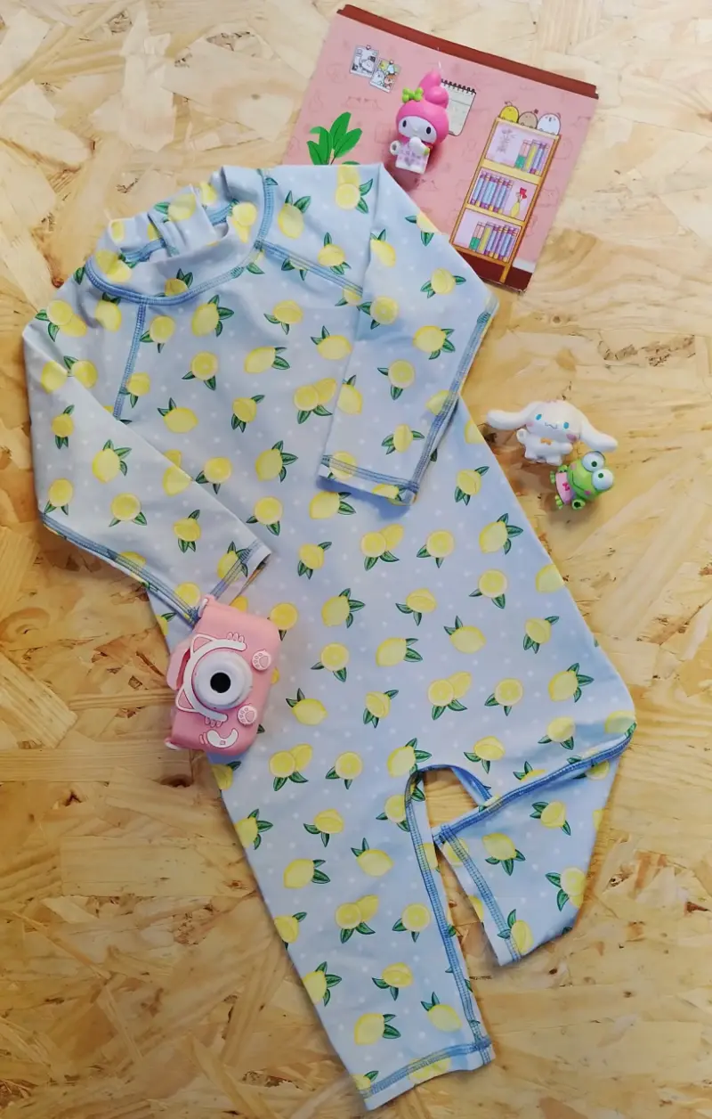 Traje de baño bebé con estampado de limones