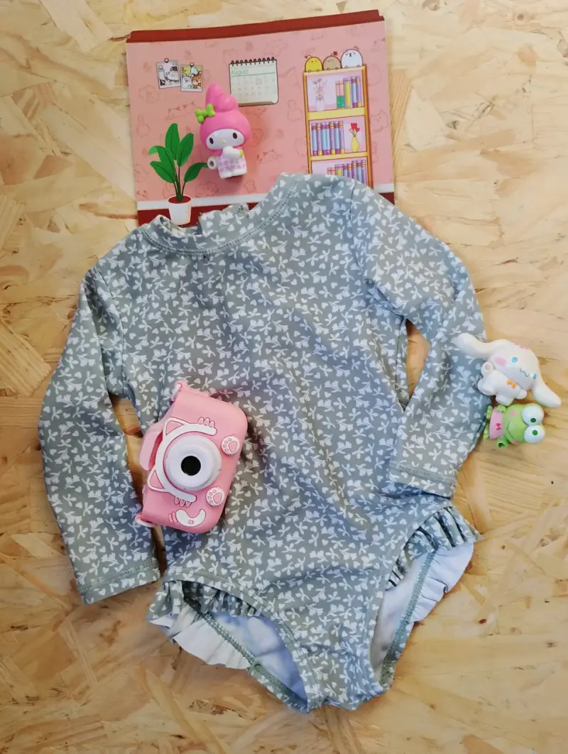 Traje de baño bebé gris con estampado floral