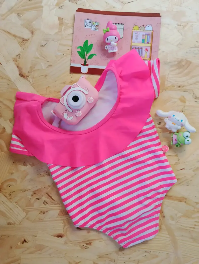 Traje de baño bebé rayado rosa con volantes