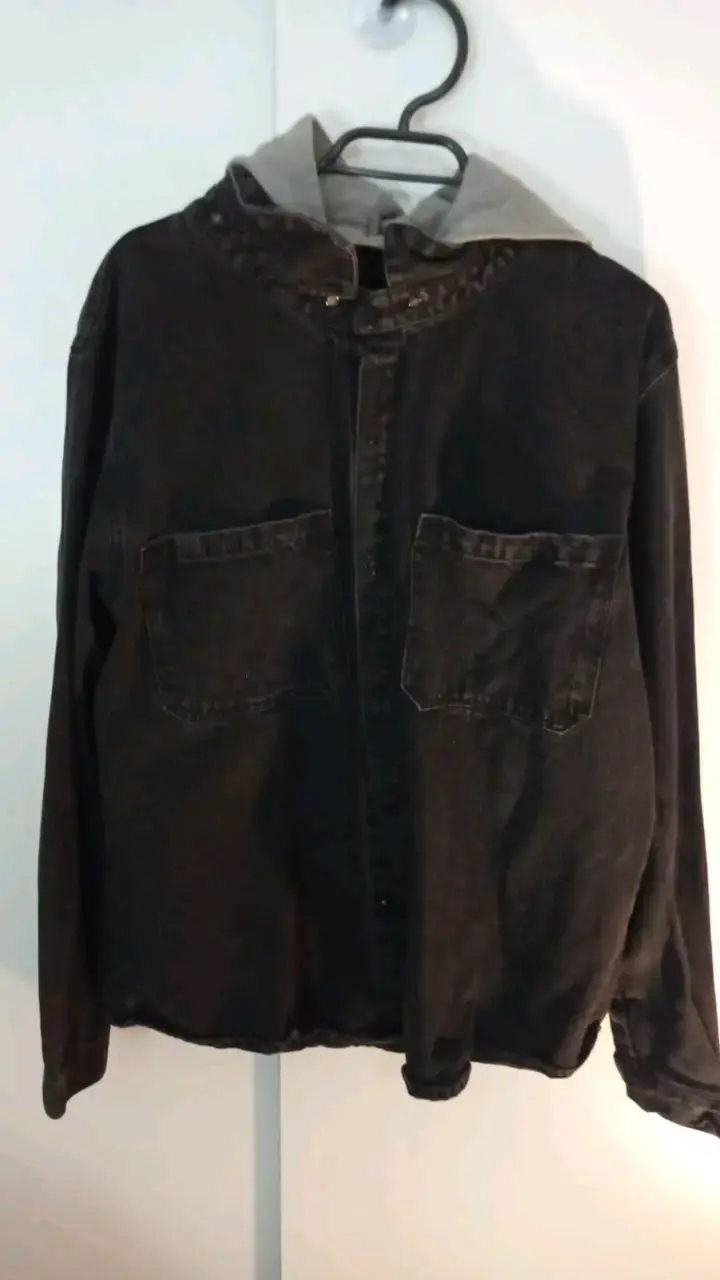 Chaqueta de mezclilla negra con capucha gris - 1