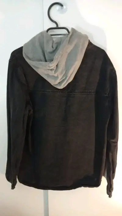 Chaqueta de mezclilla negra con capucha gris - miniatura 2
