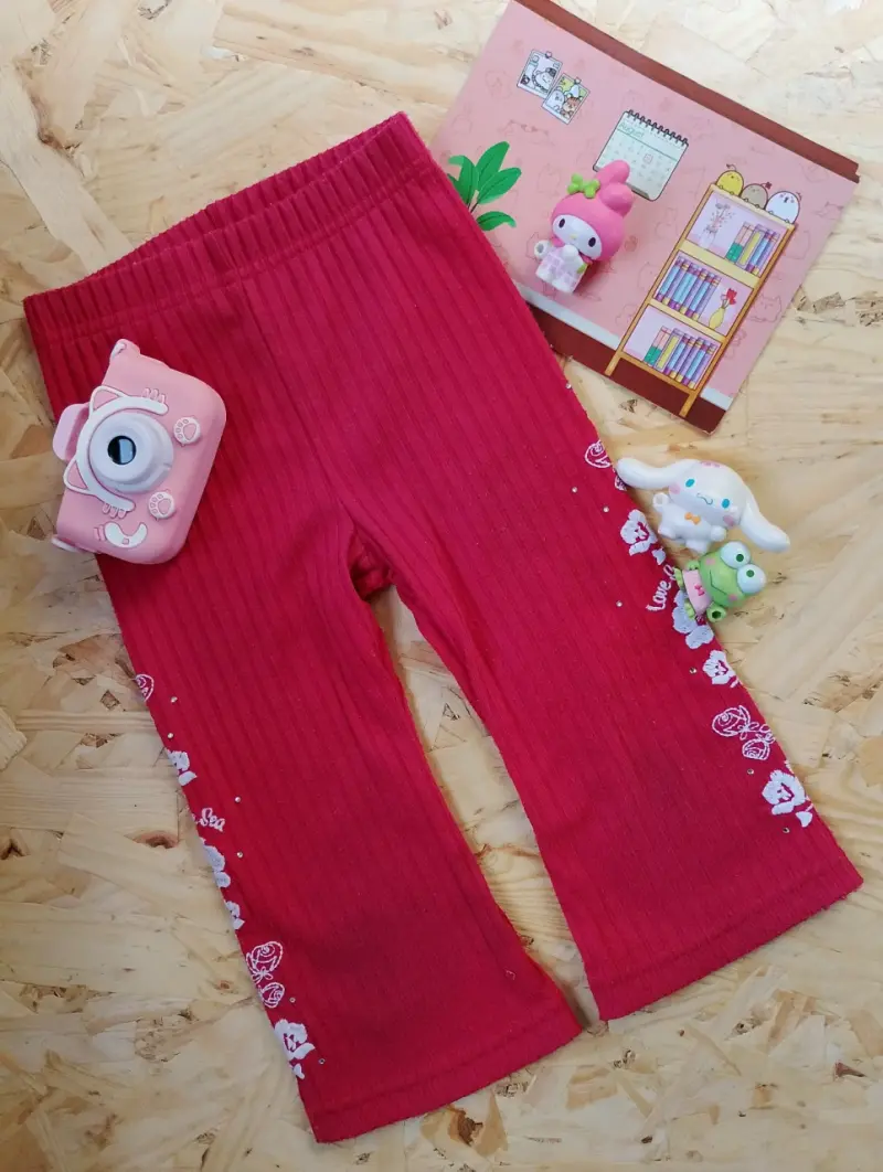 Pantalones rojos para niña con diseño floral