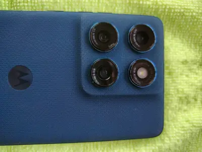 Smartphone Motorola con triple cámara trasera - miniatura 1