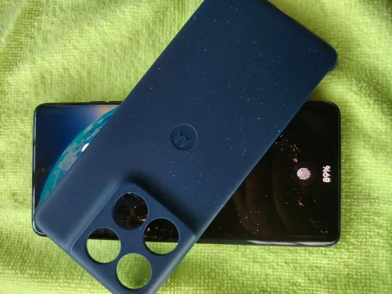 Smartphone Motorola con triple cámara trasera - 2