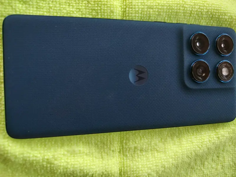 Smartphone Motorola con triple cámara trasera - 3