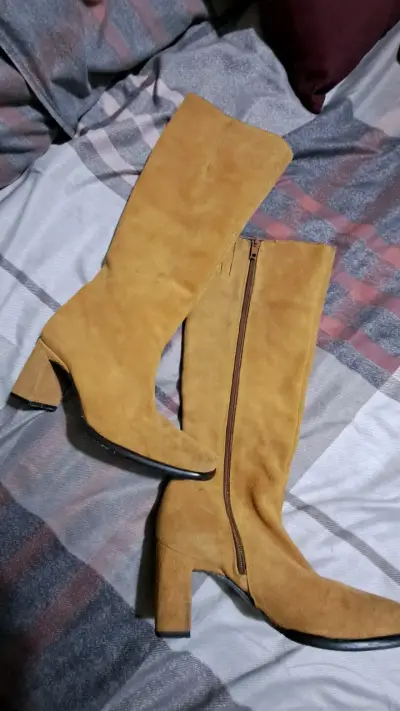 Botas de gamuza color camel N35 - miniatura 1