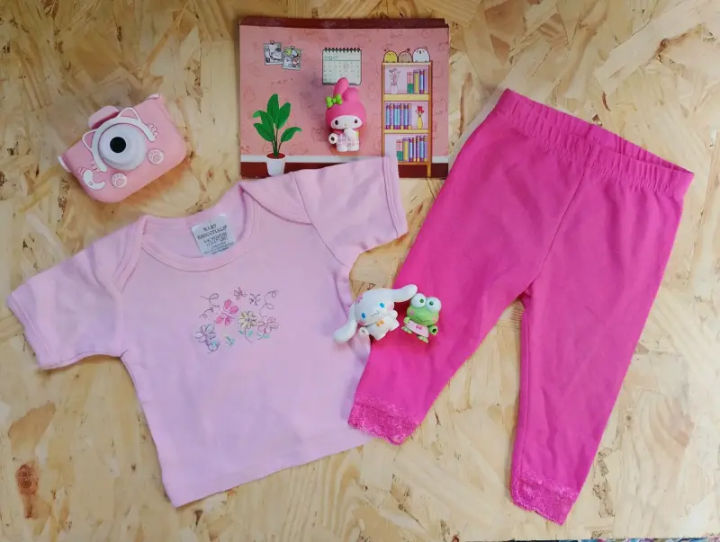 Conjunto de ropa para bebé rosado con diseño floral