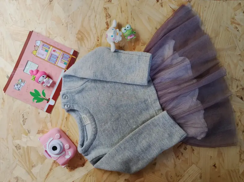 Vestido de niña gris con falda de tul
