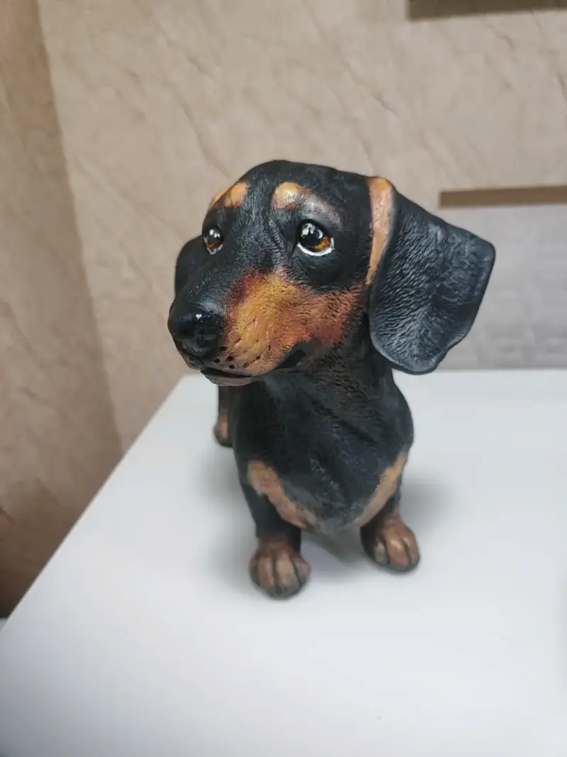 Figura decorativa de perro salchicha en resina - 1